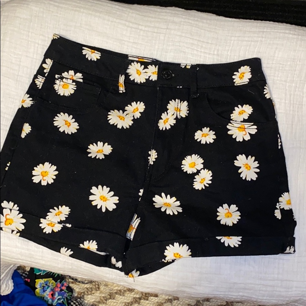 Forever 21 High waist Black Shorts/ Daisies